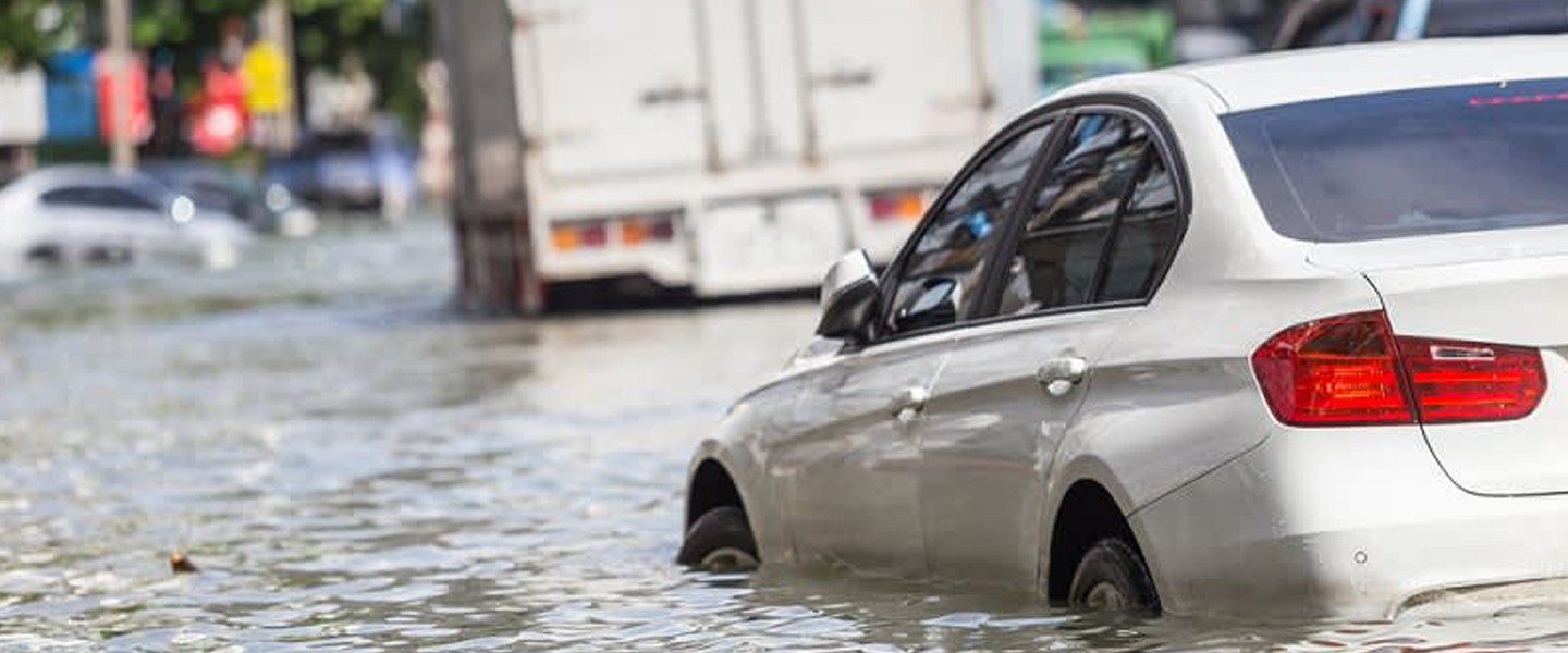 mobil matik jalani banjir