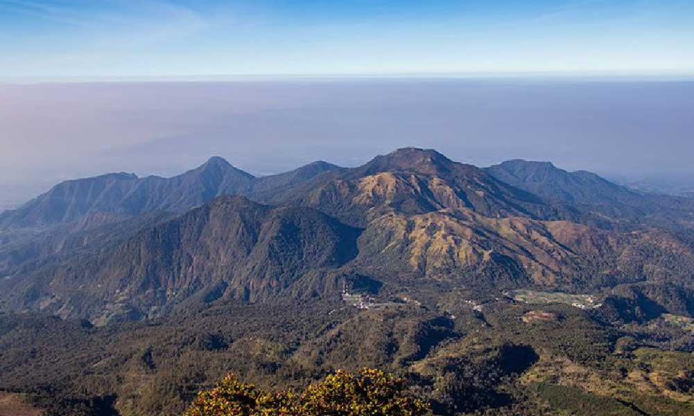 Menjelajahi Kawah Lawu